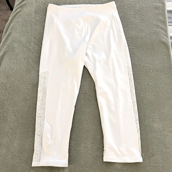 Fila Cropped Sports Yoga Leggings White Lace Pockets NWOT Size Large - Picture 5 of 12